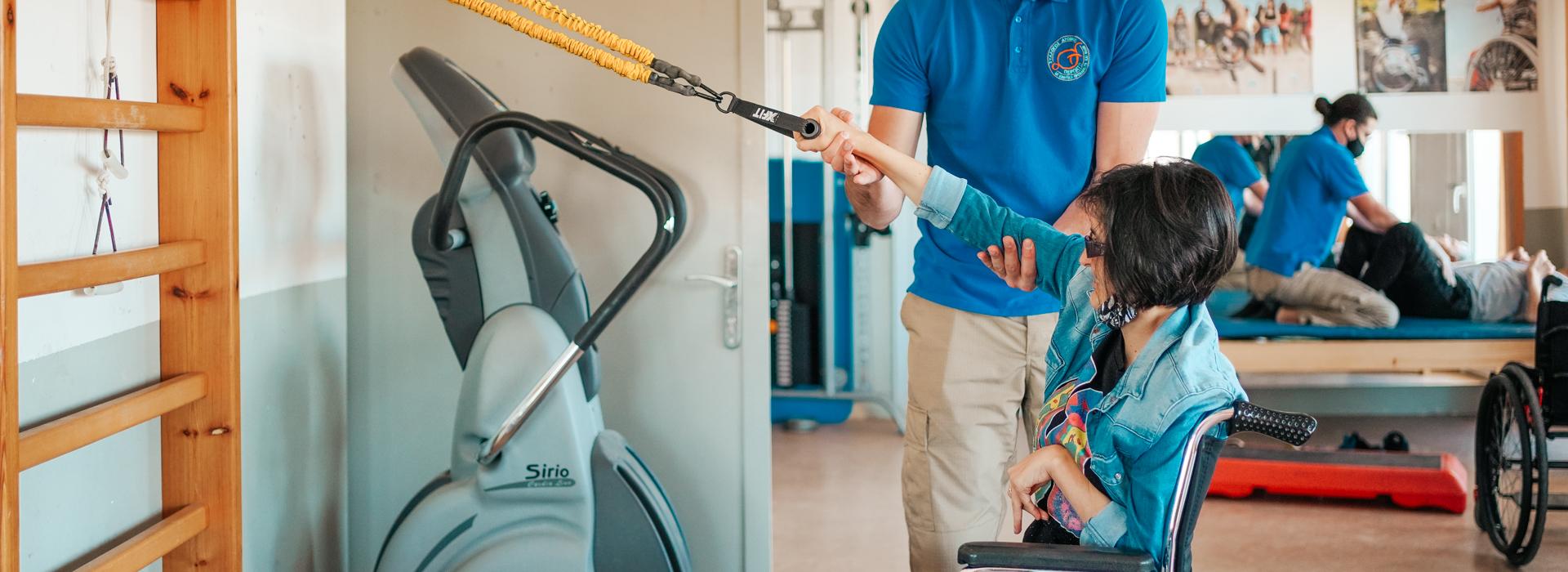 Cover. On the foreground there is a quadriplegic woman training in a gym with a "Perpato" trainer, and on the background we can see a quadriplegic man excercising on a bed with a "Perpato" therapist.